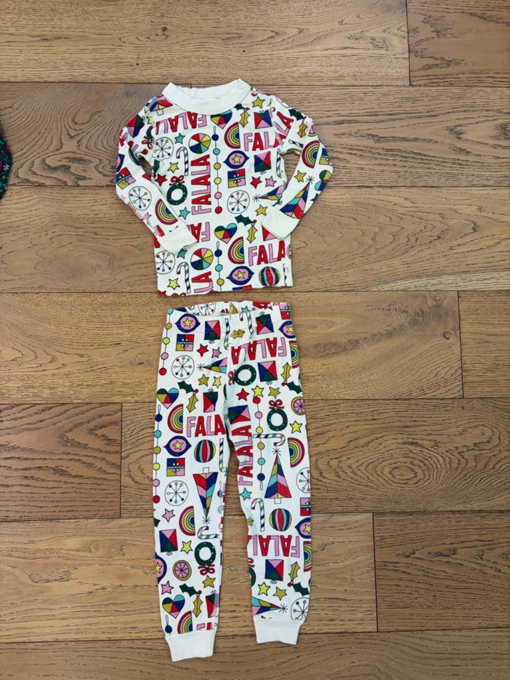 Hanna Andersson White Holiday Graphic Pajama Set with Multicolor Print